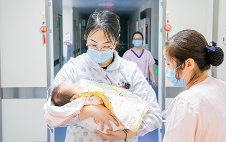 新生儿监护天荣医疗-上车即入院，5G+技术助力启东妇幼保健院新生儿急救转运！