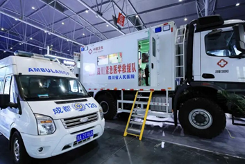 互联网+院前急救/智慧急救系统天荣医疗-首届西部健康博览会，把急救室搬进全地形车让患者上车即入院