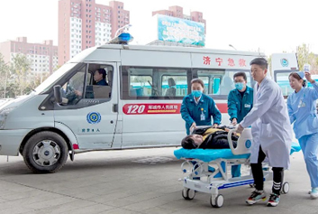 互联网+院前急救/急诊急救大平台天荣医疗-邹城市人民医院创新打造‘上车即入院’模式，院前急救与院内救治无缝衔接